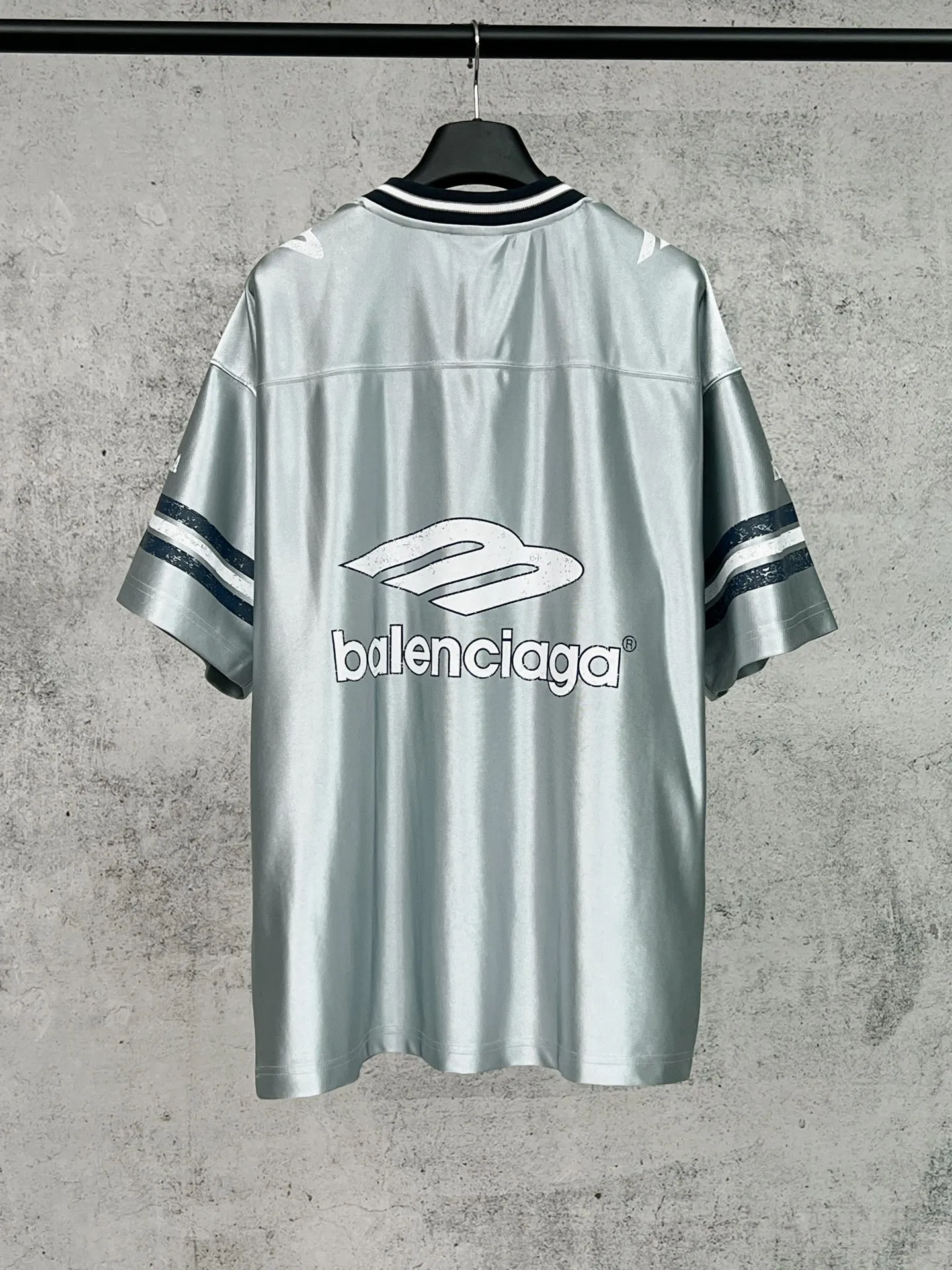 💰P105 【 . Quality】BALENCI*GA/ FOo TBALLSeries 。 3B V T 。 ， ， 。 SS 26 New Arrival。 ， 。 。 Authentic ， ， 。 。 220 ， . ， 。 。 ， ， ， 。 。 。 OS . Same Style ：BL 263761 ：Black，Blue， Size：XS S M L
